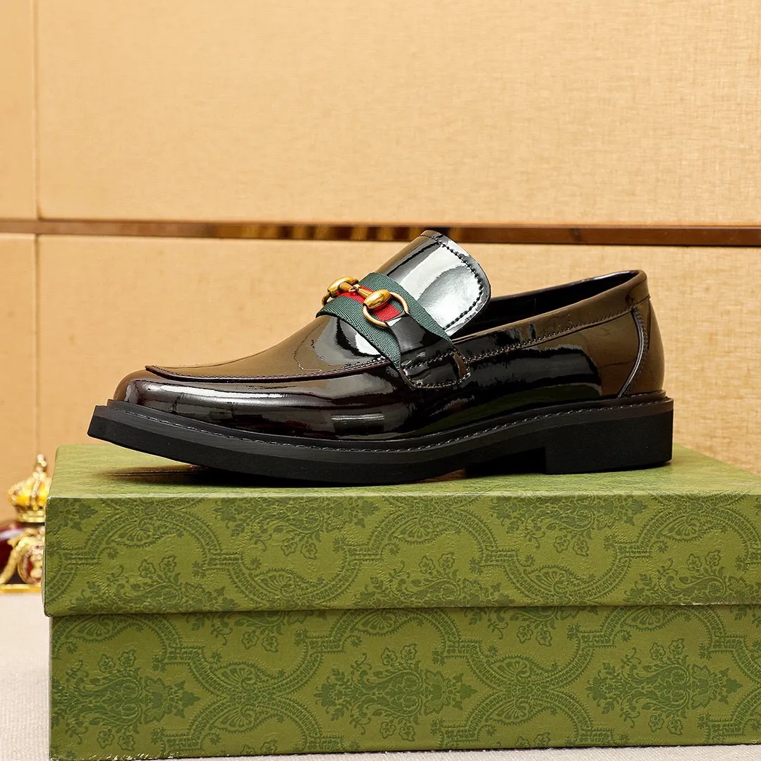 Men's shoes 💰560 💐 Product trademark: GUCCI "Gucci" casual leather shoes Regular size: 38-44 (45🉑️customized) Product materials: Selected imported first-layer open-edge beaded calfskin upper + classic hardware buckle, imported water-dyed cowhide leather lining. Strong three-dimensional visual effect, rubber outsole Color: 2⃣️colors available